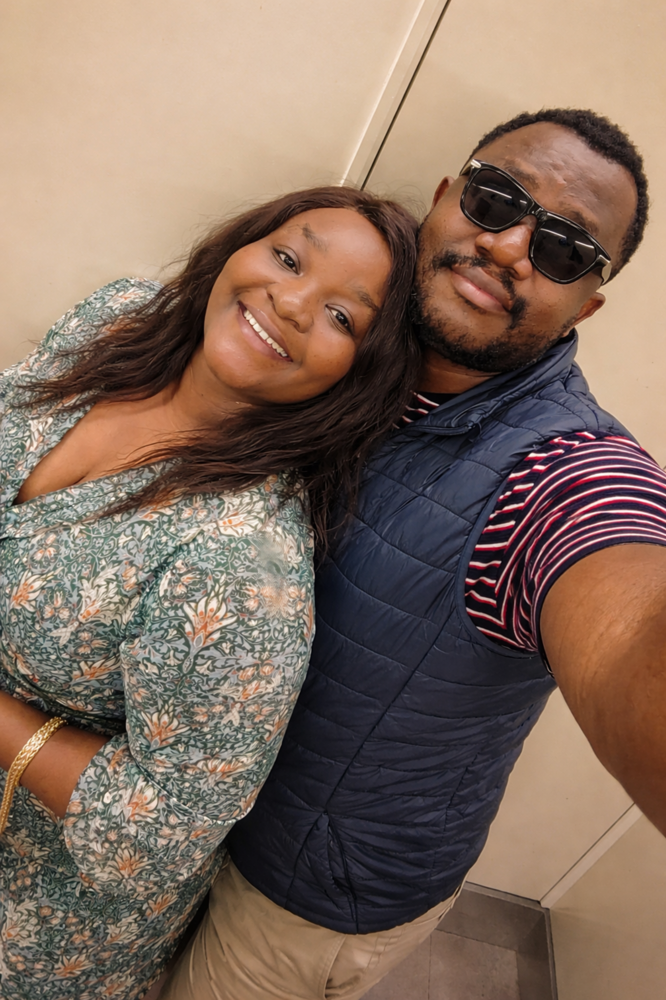 Anadack et Vanessa en voiture, portrait lumineux